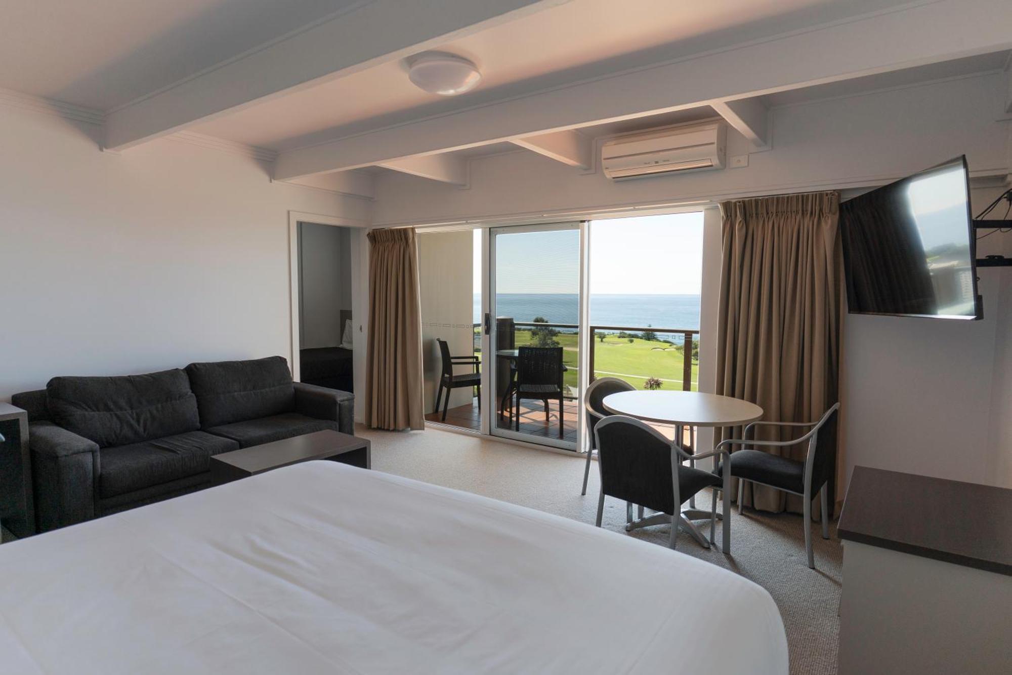 Amooran Oceanside And Motel Narooma